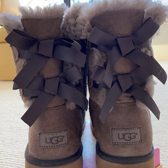 KIDS Ugg Bailey Bow Size 6 (fits women’s 8) - Picture 2 of 4